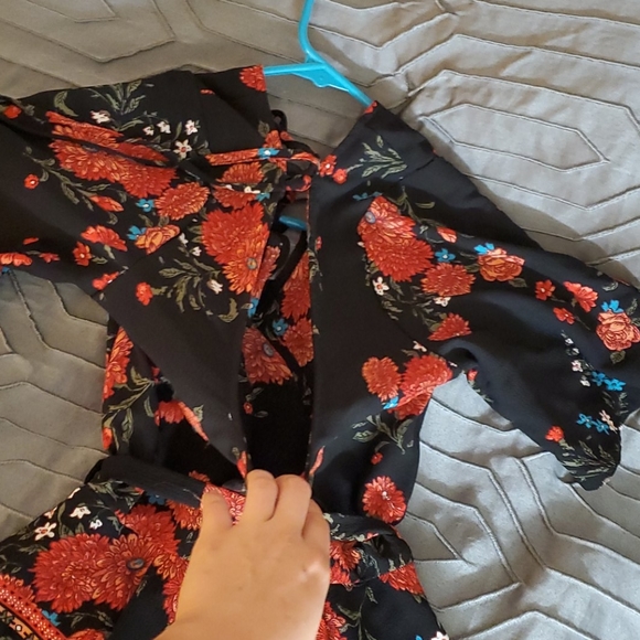 Gorgeous floral detail romper w/ open back - Picture 2 of 7